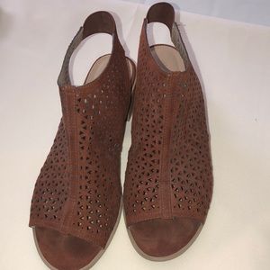 American Eagle rusty brown leather sandals with small heel